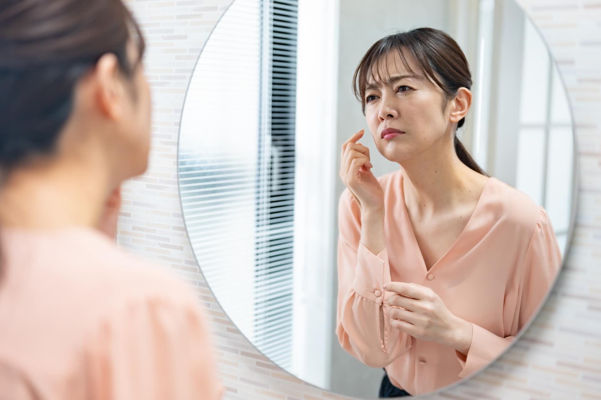 歯列矯正でほうれい線が変化する?濃くみえるのは本当か